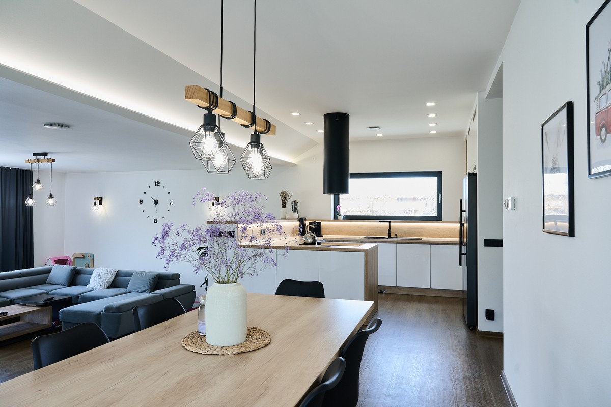 Bílá kuchyň s ostrůvkem - náhledový obrázek