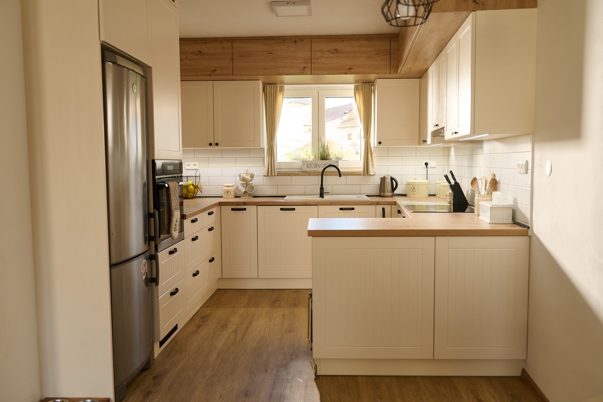 Retro bílá kuchyň - náhledový obrázek