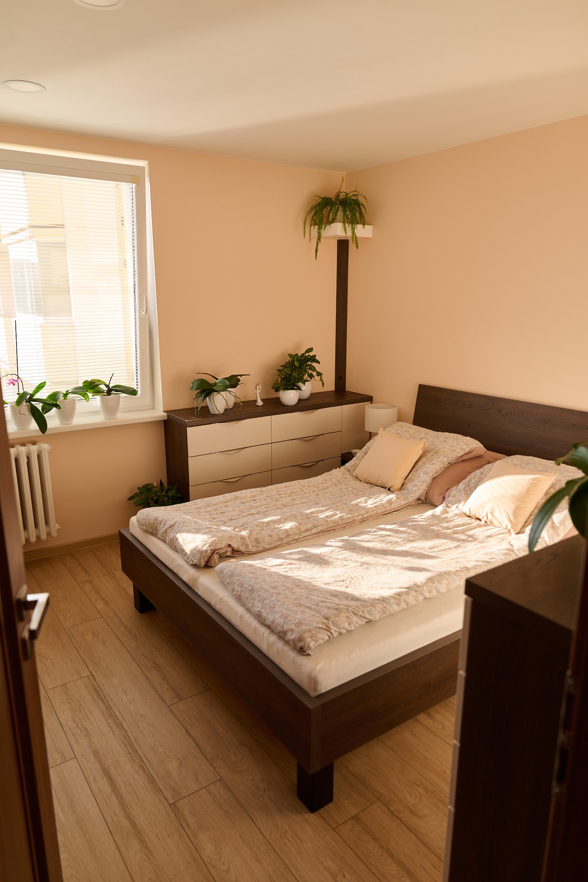 Bílo-hnědá ložnice - náhledový obrázek