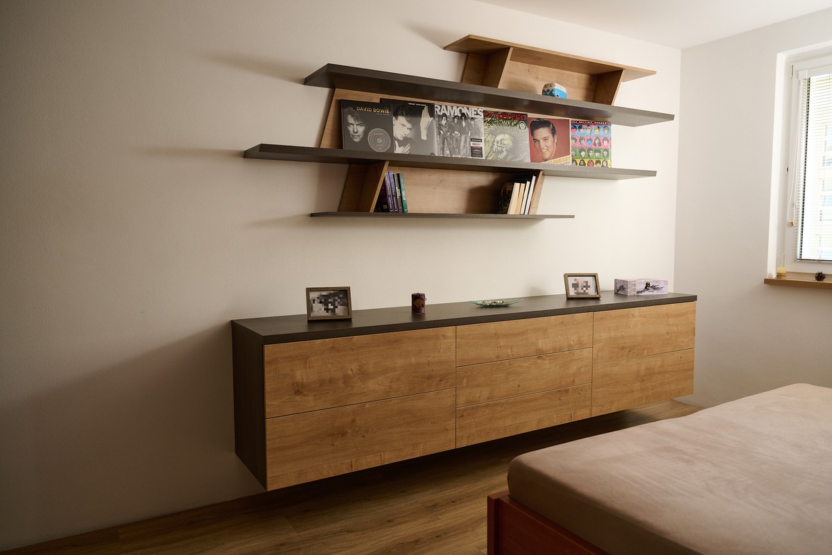 Hnědá ložnice se zkosenou policí - náhledový obrázek