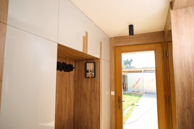 Vestavěná skříň s posuvnými dveřmi - ukázka realizace Built-in wardrobe with sliding doors